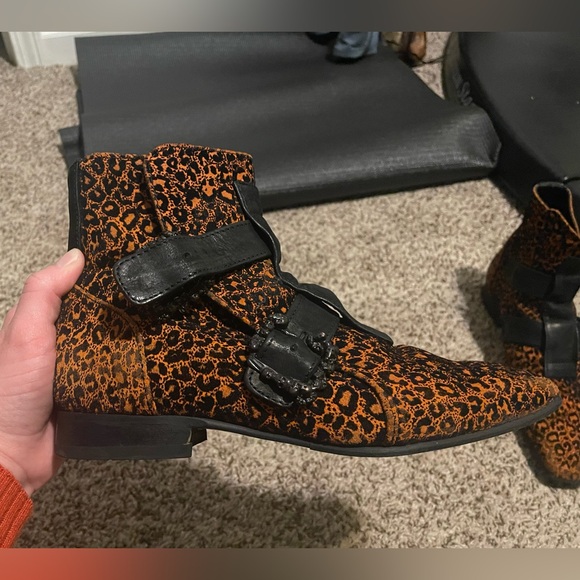 TUDOR
SUTTON: WOMEN'S
SKULL BUCKLE BOOT - Picture 2 of 6